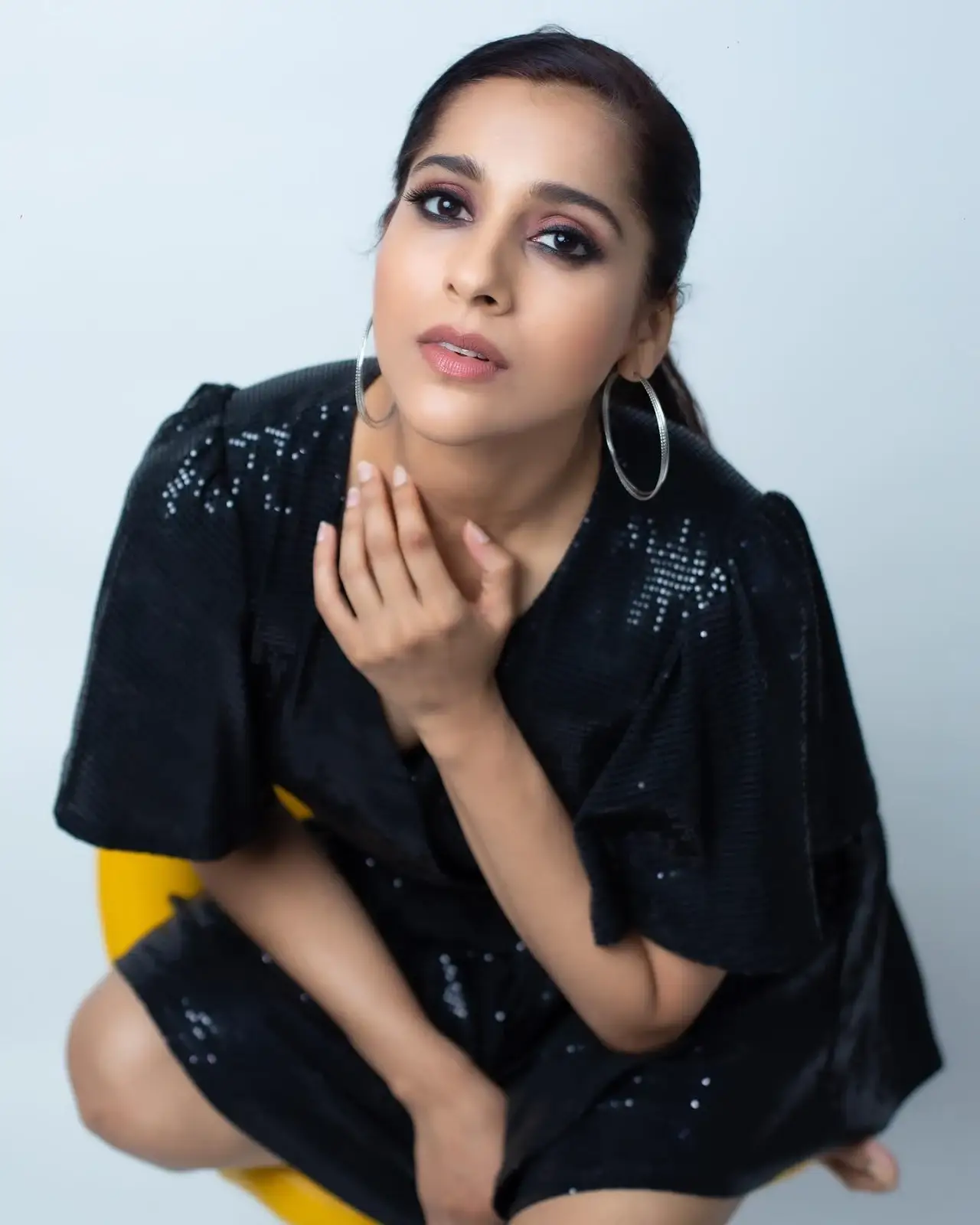 RASHMI GAUTAM LONG LEGS SHOW IN MINI BLACK SKIRT 9